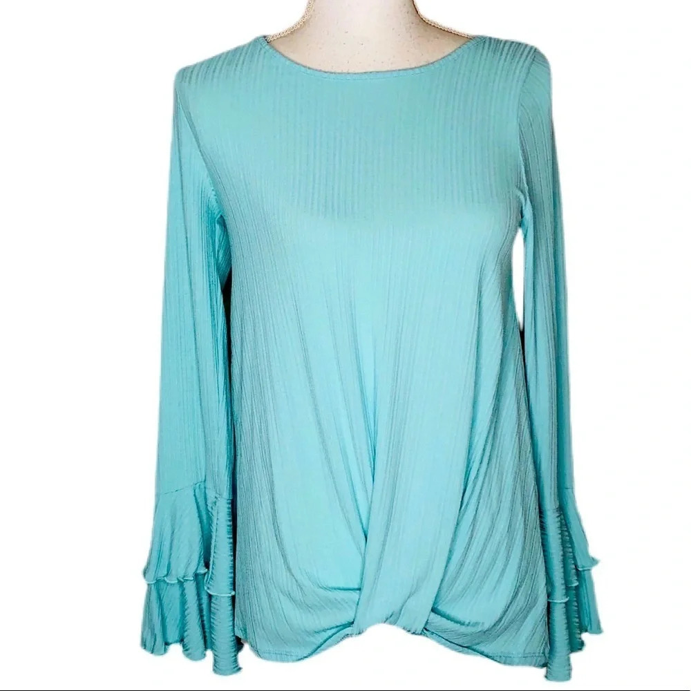 Vine & Love blouse mint green. Size medium ruffles